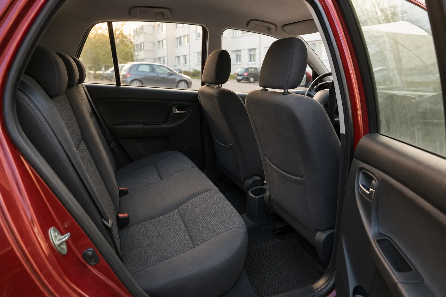 Nettoyage intérieur de voiture à domicile à Marseille — le même habitacle après intervention : sièges détachés, tapis brossés, plastiques dépoussiérés.