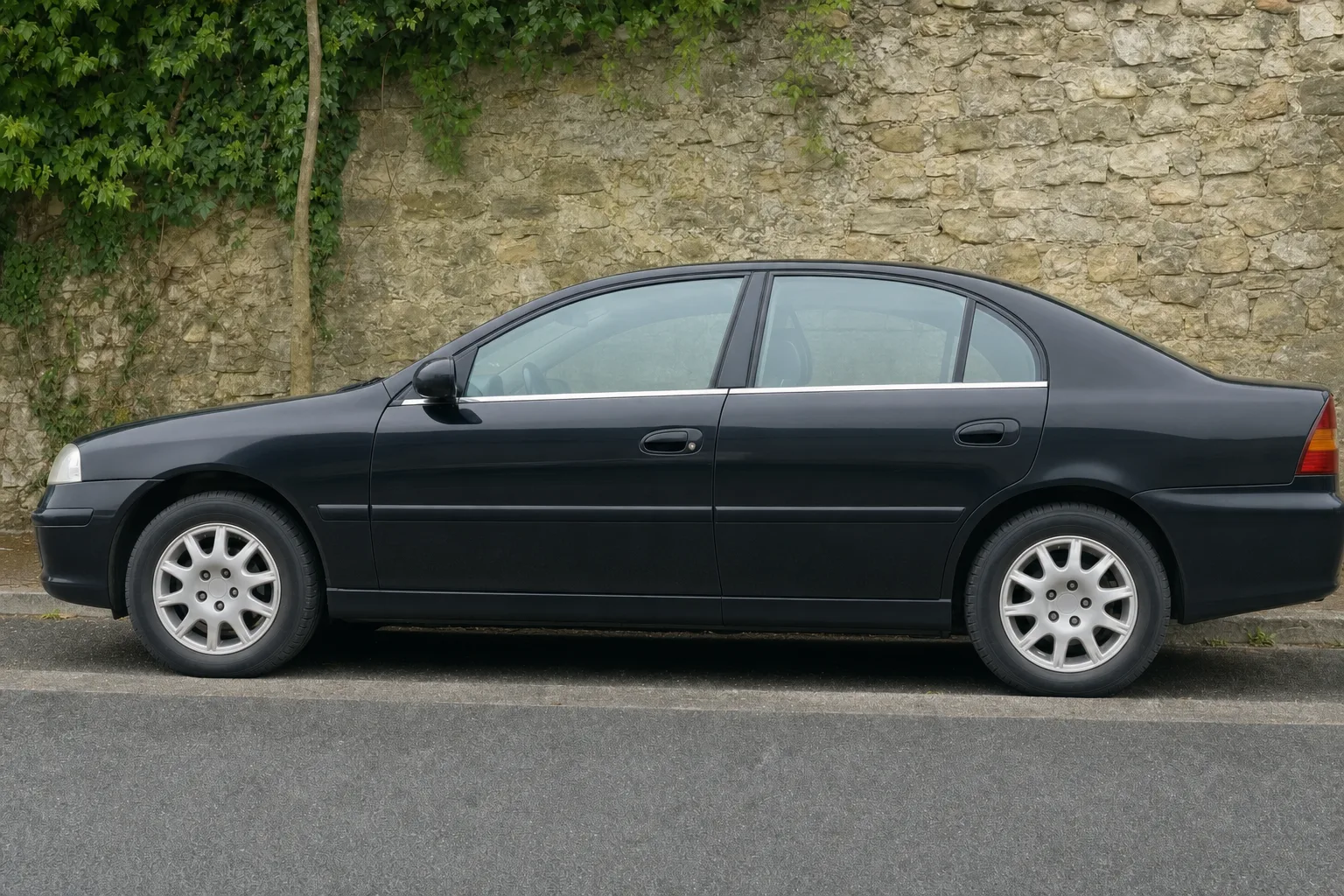Lavage extérieur de voiture à domicile à Caen — le même flanc après intervention : peinture propre, jante claire, vitres nettes.