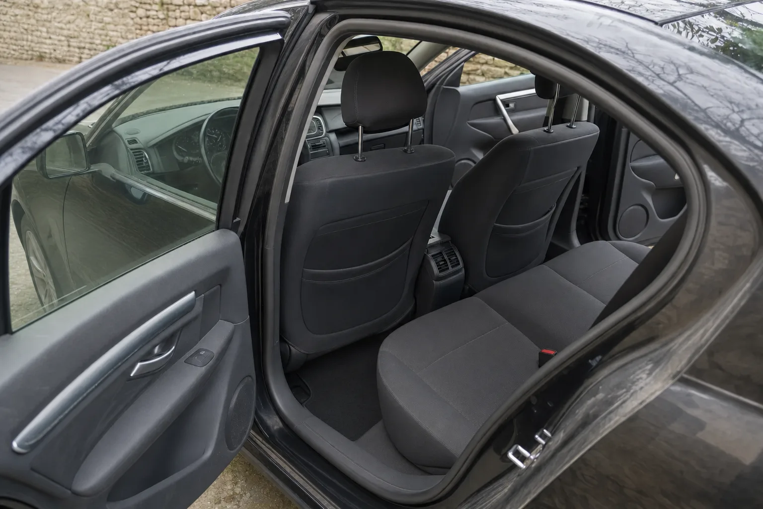 Nettoyage intérieur de voiture à domicile à Caen — le même habitacle après intervention : sièges détachés, tapis brossés, plastiques dépoussiérés.