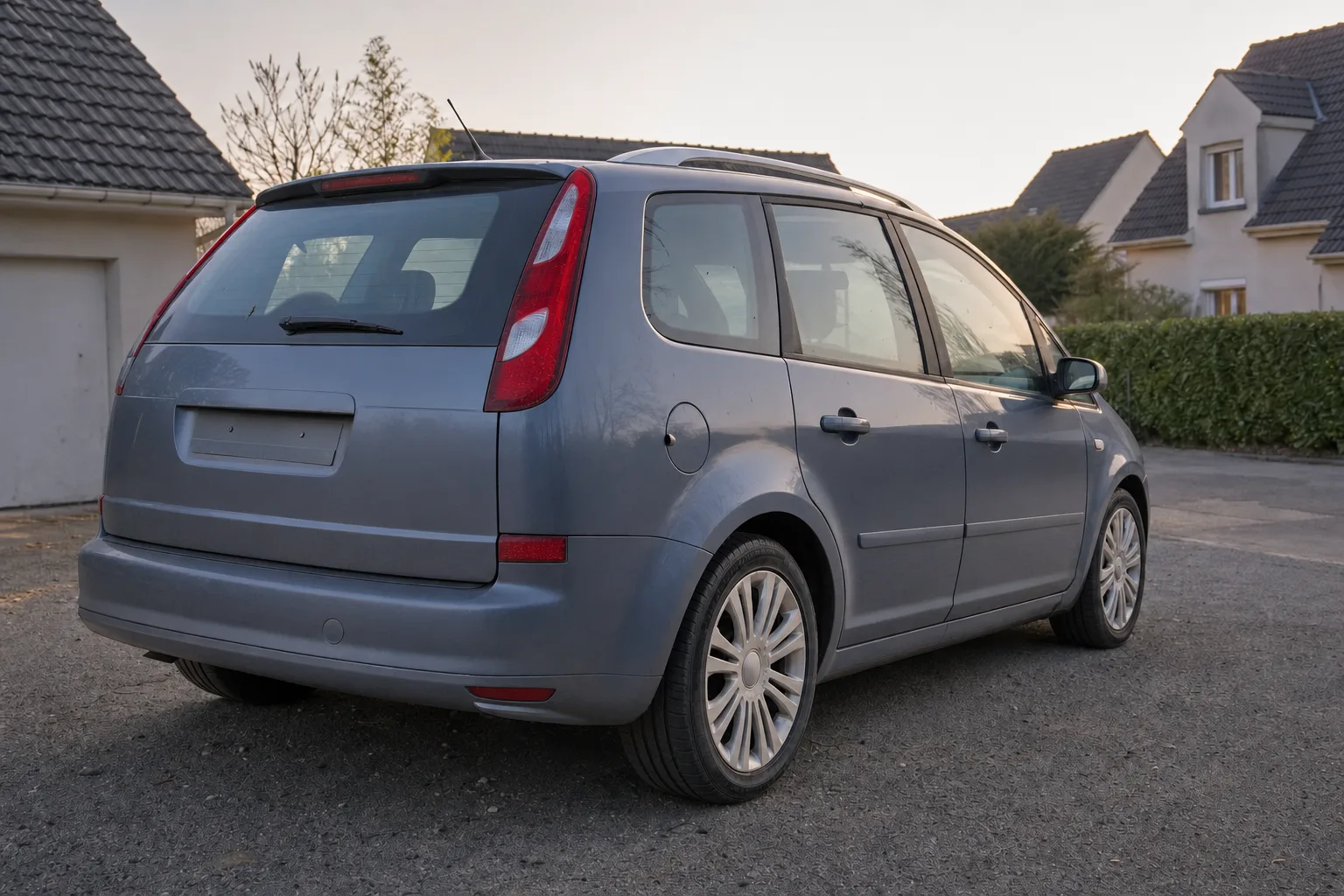 Lavage extérieur de voiture à domicile à Brest — le même véhicule après intervention : peinture propre, vitres nettes, jantes claires.