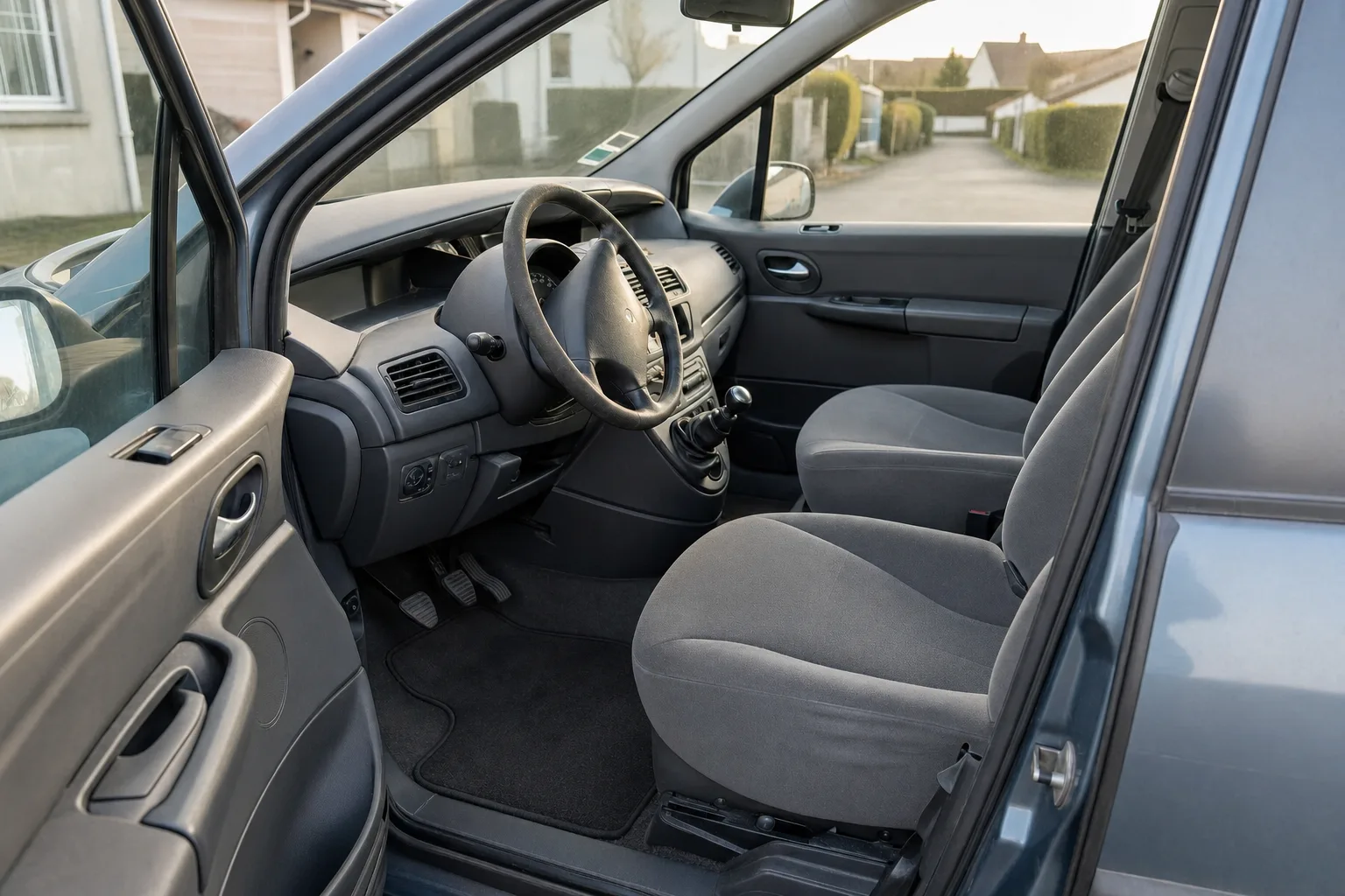 Nettoyage intérieur de voiture à domicile à Brest — le même habitacle après intervention : sièges détachés, tapis brossés, plastiques dépoussiérés.