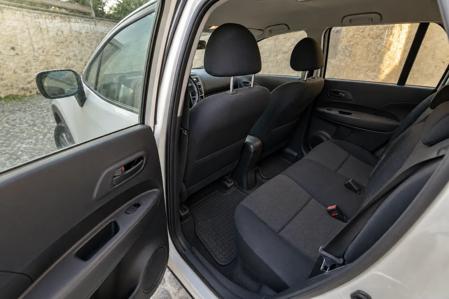 Nettoyage intérieur de voiture à domicile à Toulouse — le même habitacle après intervention : sièges détachés, tapis brossés, plastiques dépoussiérés.