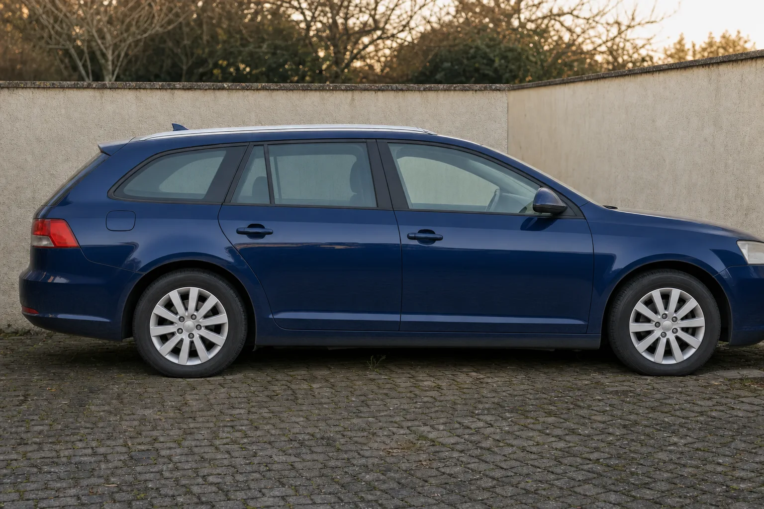 Lavage extérieur de voiture à domicile à Tours — le même flanc après intervention : peinture propre, jante claire, vitres nettes.