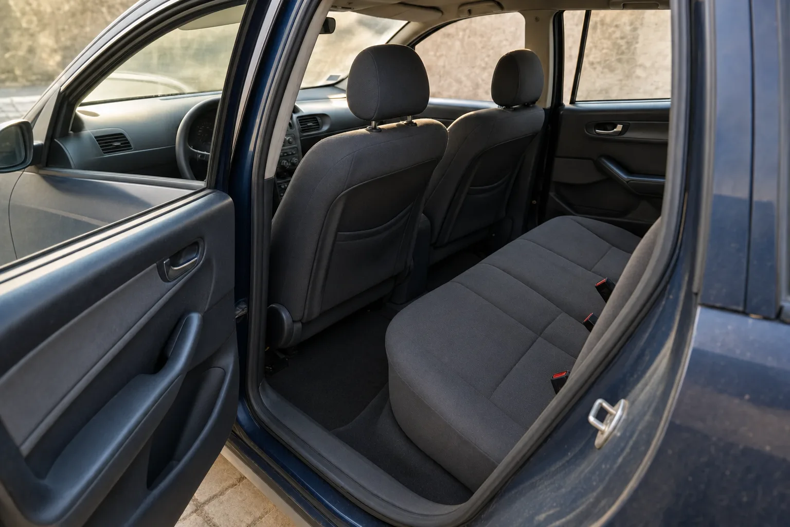 Nettoyage intérieur de voiture à domicile à Tours — le même habitacle après intervention : sièges détachés, tapis brossés, plastiques dépoussiérés.