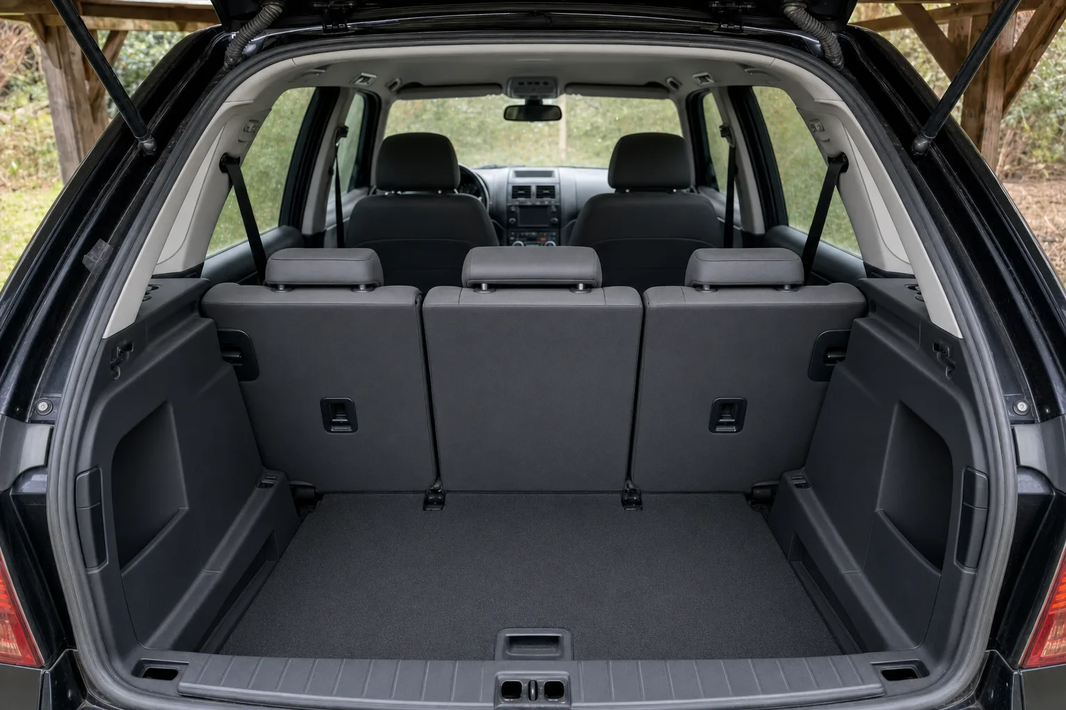 Nettoyage intérieur de voiture à domicile à Nantes — le même habitacle après intervention : sièges détachés, tapis brossés, plastiques dépoussiérés.