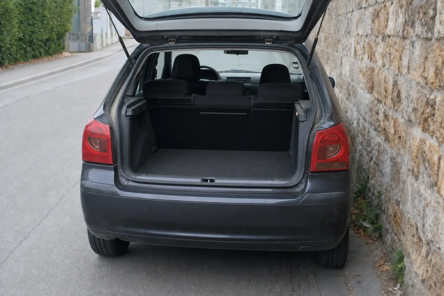Remise en état de coffre à domicile à Orléans — le même coffre après intervention : moquette aspirée et détachée, seuil propre.