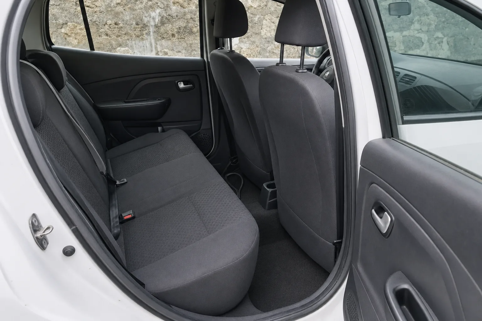 Nettoyage intérieur de voiture à domicile à Orléans — le même habitacle après intervention : sièges détachés, tapis brossés, plastiques dépoussiérés.