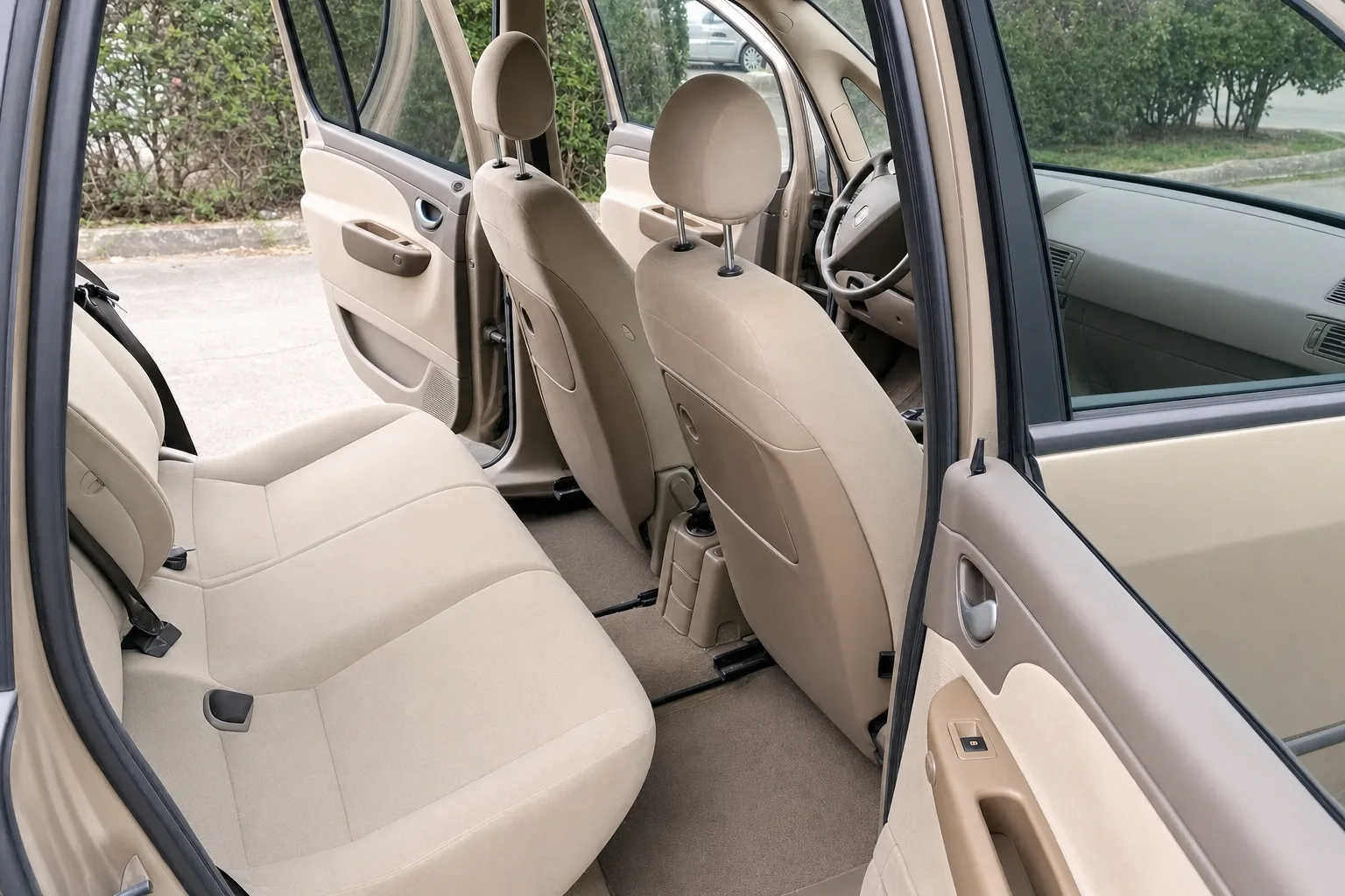 Nettoyage intérieur de voiture à domicile à Lille — le même habitacle après intervention : sièges détachés, tapis brossés, plastiques dépoussiérés.