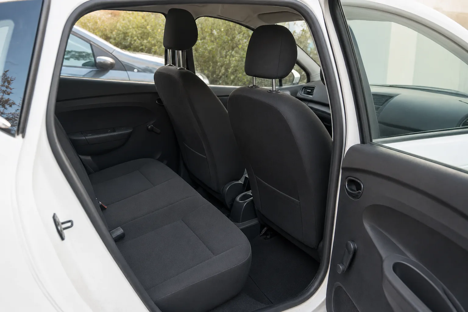 Nettoyage intérieur de voiture à domicile à Perpignan — le même habitacle après intervention : sièges détachés, tapis brossés, plastiques dépoussiérés.