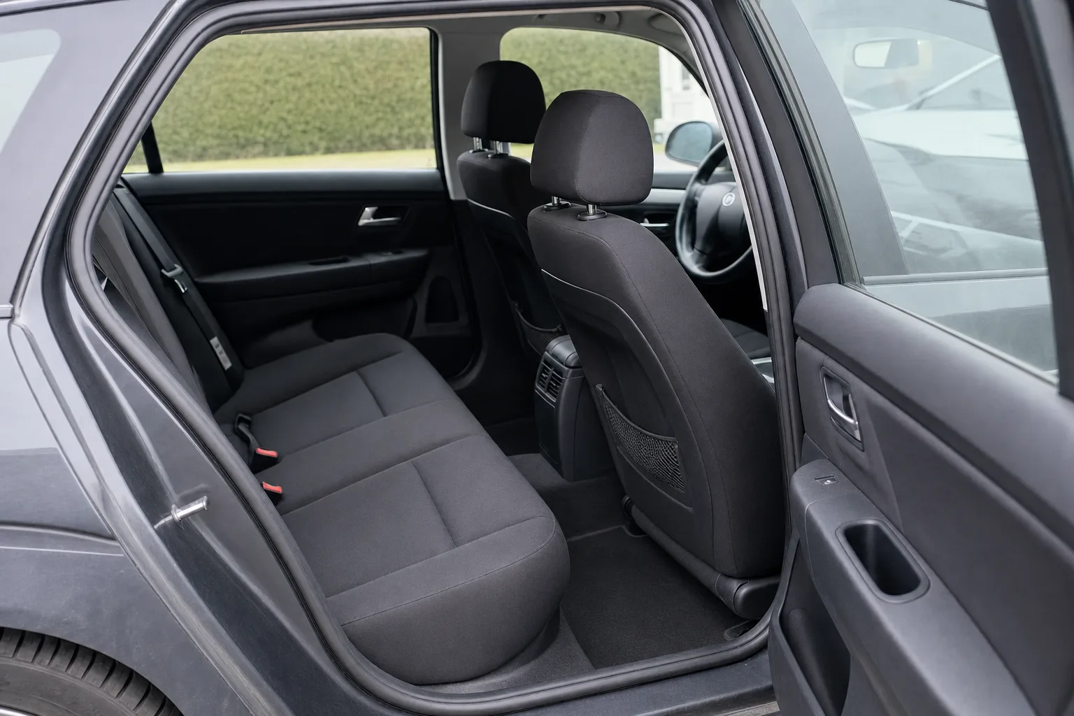 Nettoyage intérieur de voiture à domicile à Strasbourg — le même habitacle après intervention : sièges détachés, tapis brossés, plastiques dépoussiérés.