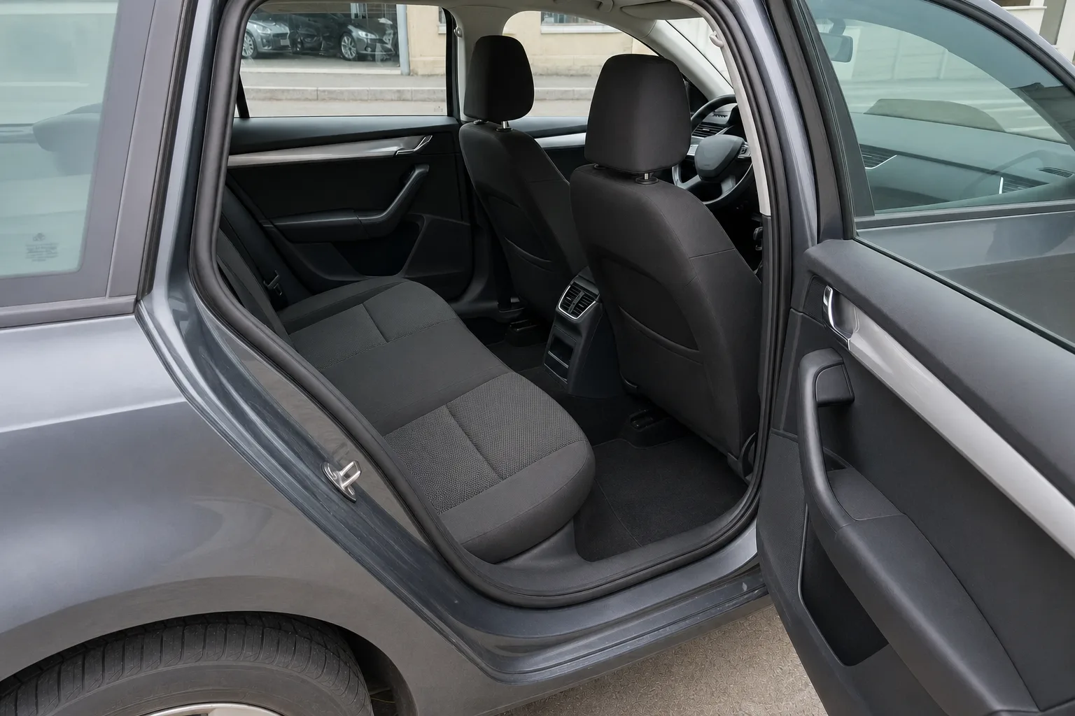 Nettoyage intérieur de voiture à domicile à Lyon — le même habitacle après intervention : sièges détachés, tapis brossés, plastiques dépoussiérés.