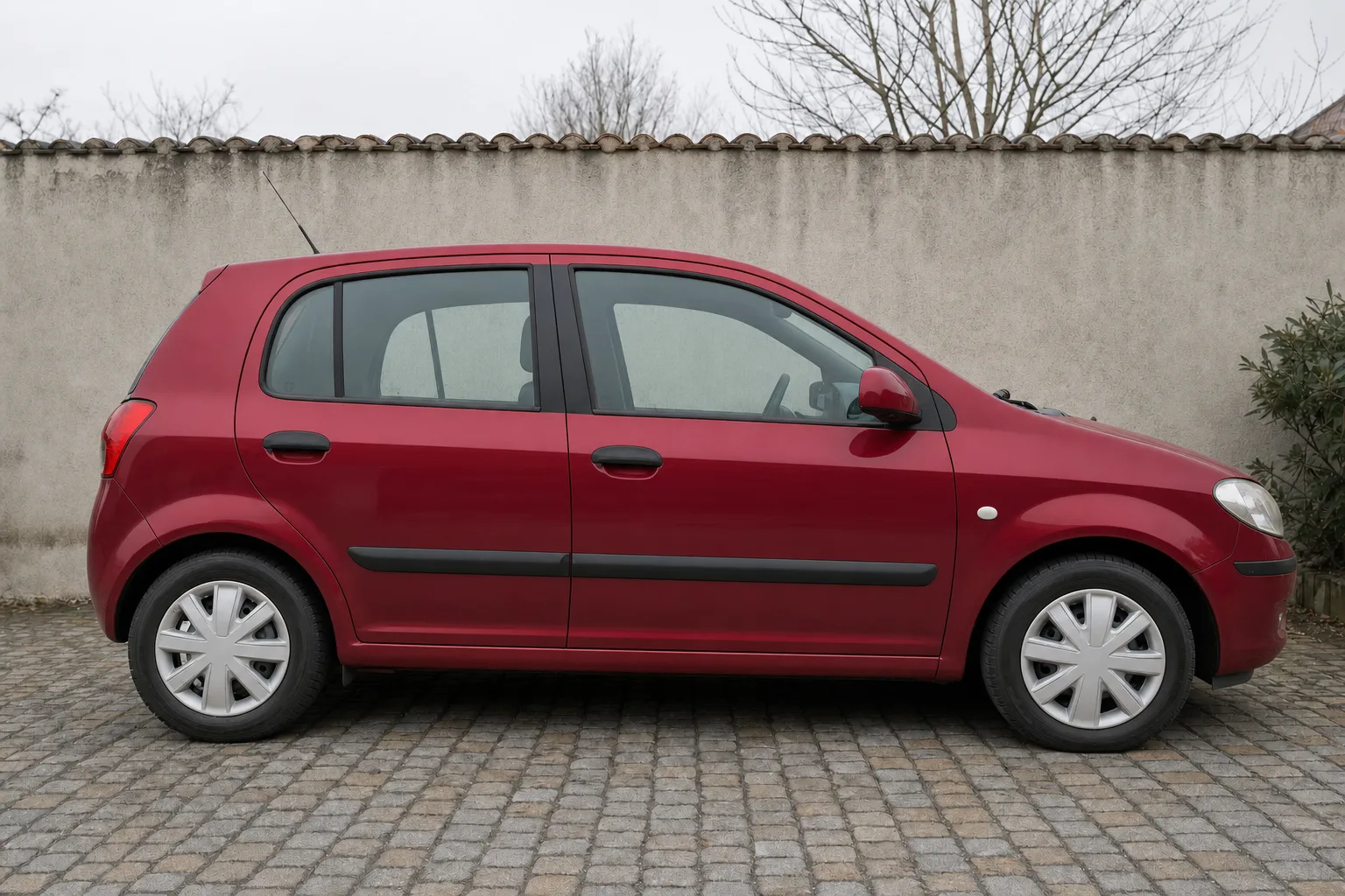 Lavage extérieur de voiture à domicile à Rouen — le même flanc après intervention : peinture propre, jante claire, vitres nettes.