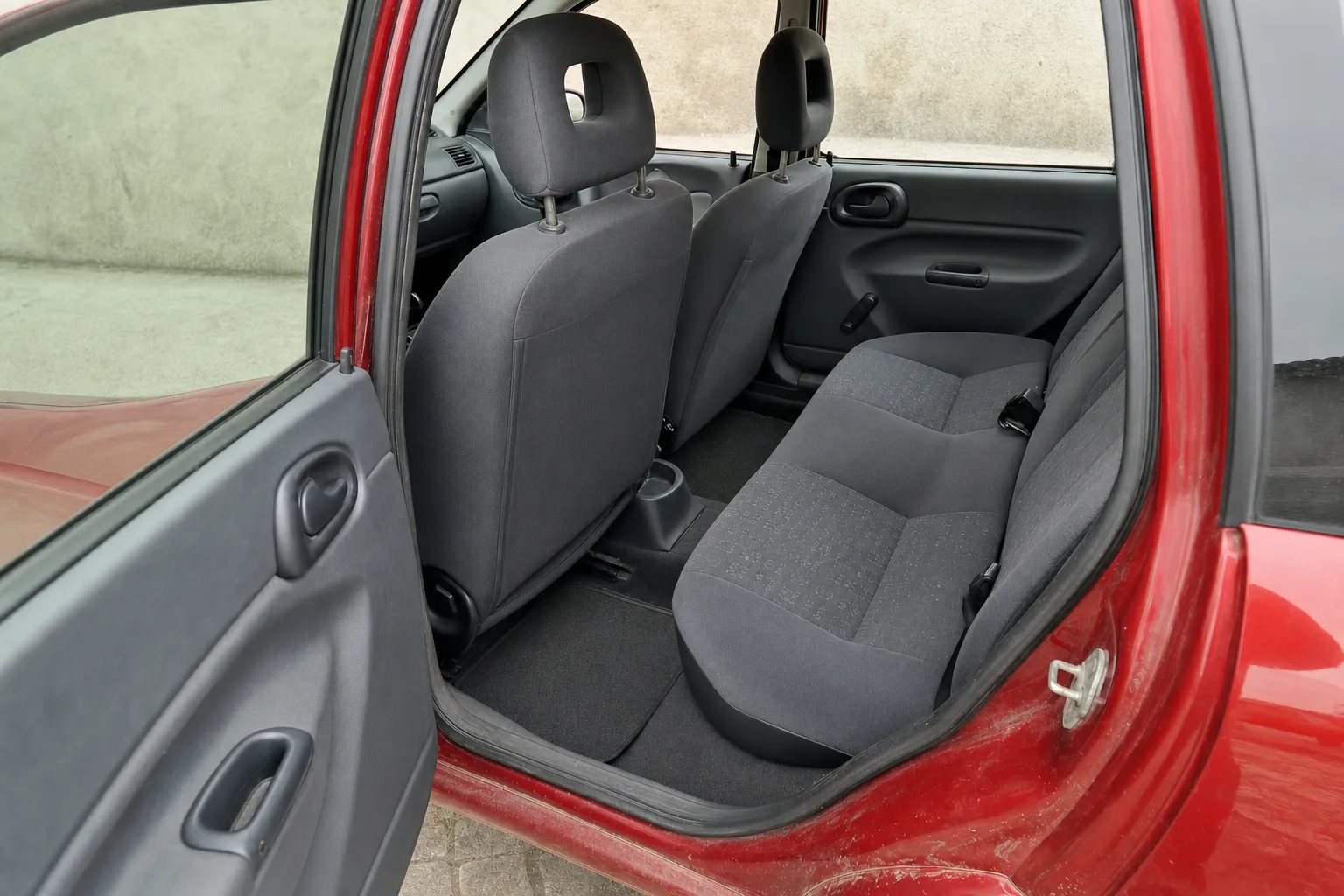 Nettoyage intérieur de voiture à domicile à Rouen — le même habitacle après intervention : sièges détachés, tapis brossés, plastiques dépoussiérés.