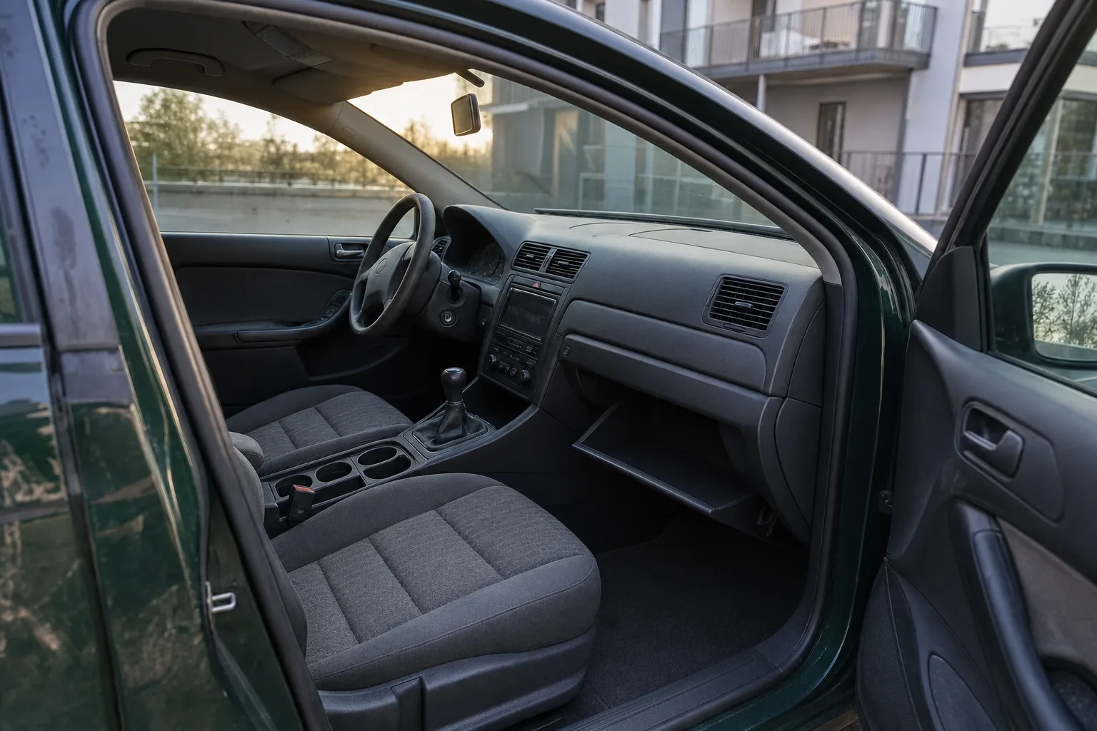 Nettoyage intérieur de voiture à domicile à Toulon — le même habitacle après intervention : sièges détachés, tapis brossés, plastiques dépoussiérés.