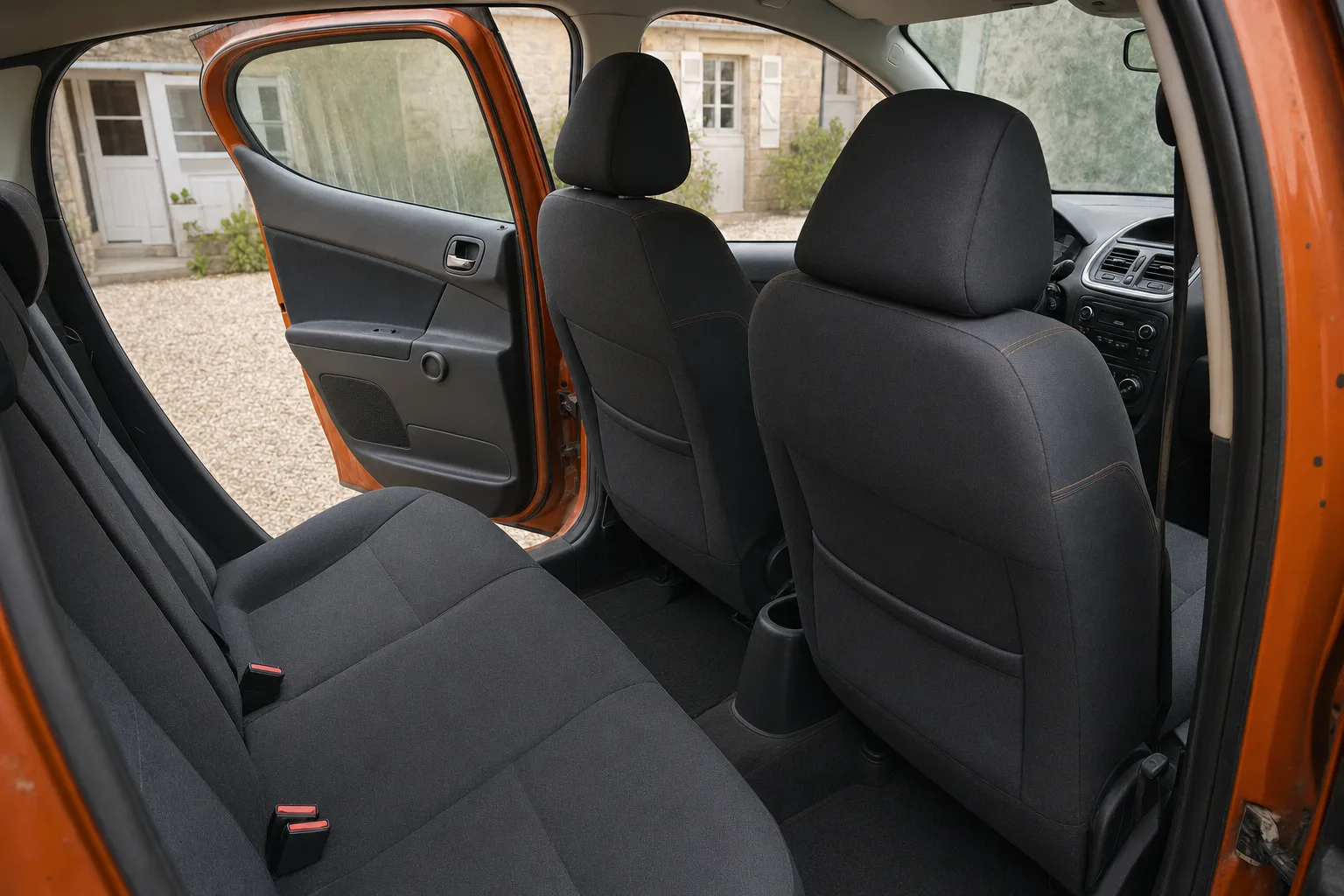 Nettoyage intérieur de voiture à domicile à Poitiers — le même habitacle après intervention : sièges détachés, tapis brossés, plastiques dépoussiérés.