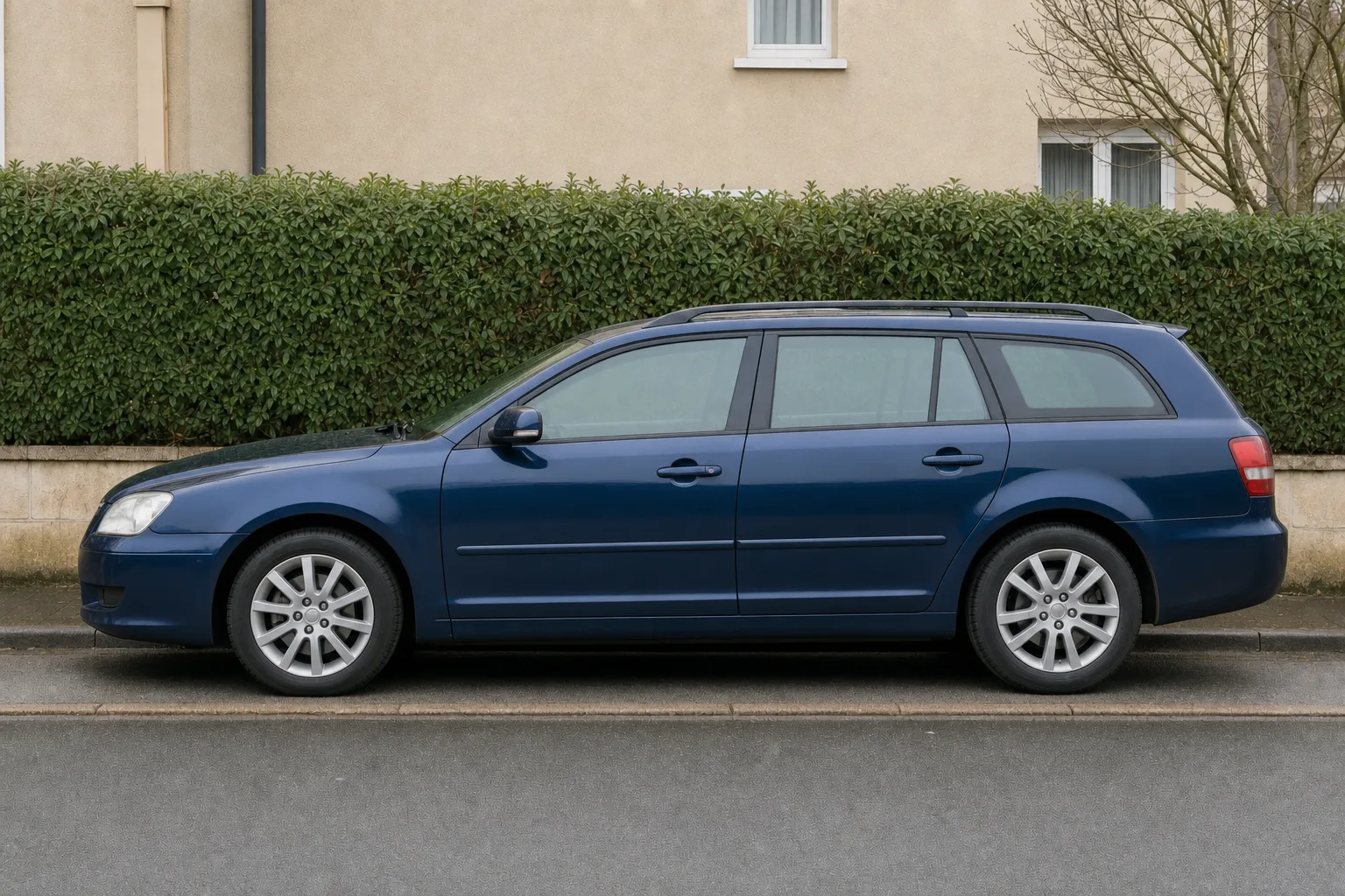 Lavage extérieur de voiture à domicile dans le Val-de-Marne — le même flanc après intervention : peinture propre, jante claire, vitres nettes.