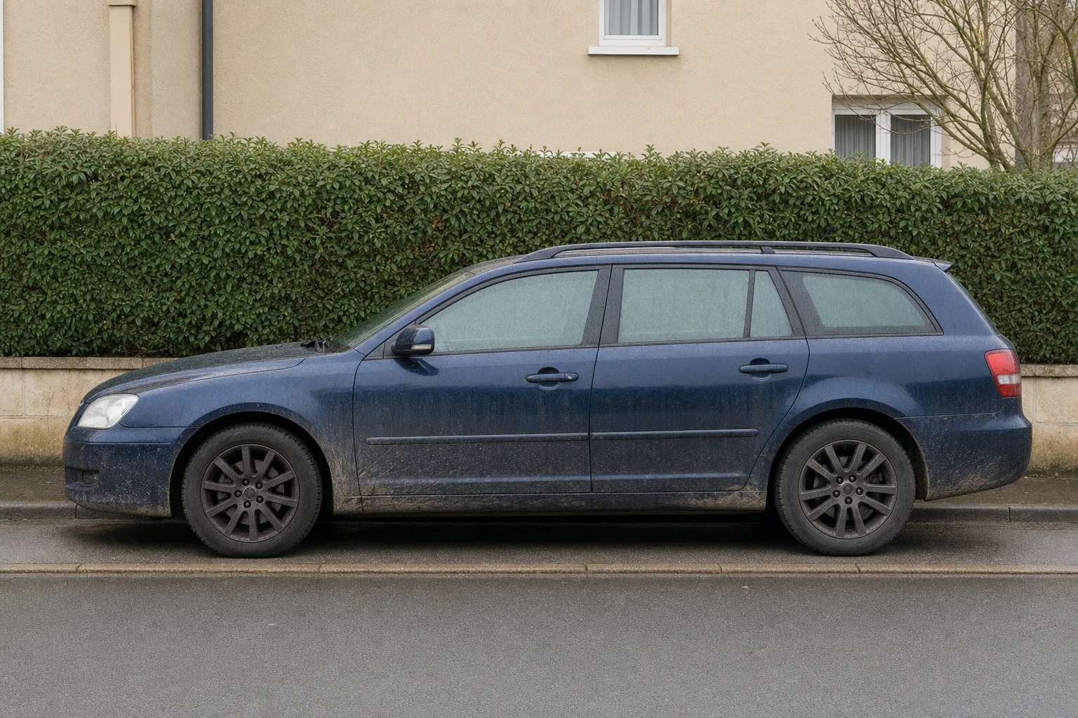 Lavage extérieur de voiture à domicile dans le Val-de-Marne — flanc avant intervention : carrosserie poussiéreuse, bas de caisse sale, jante noircie.