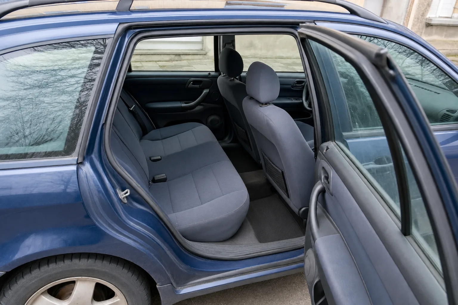 Nettoyage intérieur de voiture à domicile dans le Val-de-Marne — le même habitacle après intervention : sièges détachés, tapis brossés, plastiques dépoussiérés.