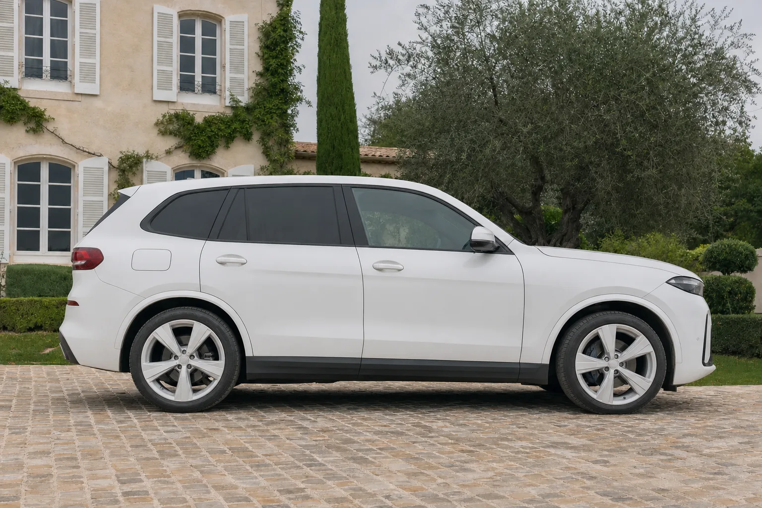 Lavage extérieur de voiture à domicile sur le secteur Nice - Cannes - Monaco — le même flanc après intervention : peinture propre, jante claire, vitres nettes.