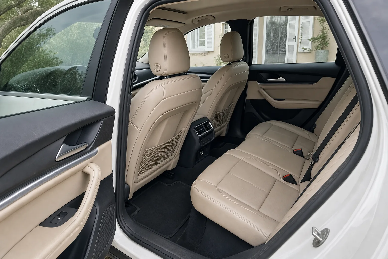 Nettoyage intérieur de voiture à domicile sur le secteur Nice - Cannes - Monaco — le même habitacle après intervention : sièges détachés, tapis brossés, plastiques dépoussiérés.