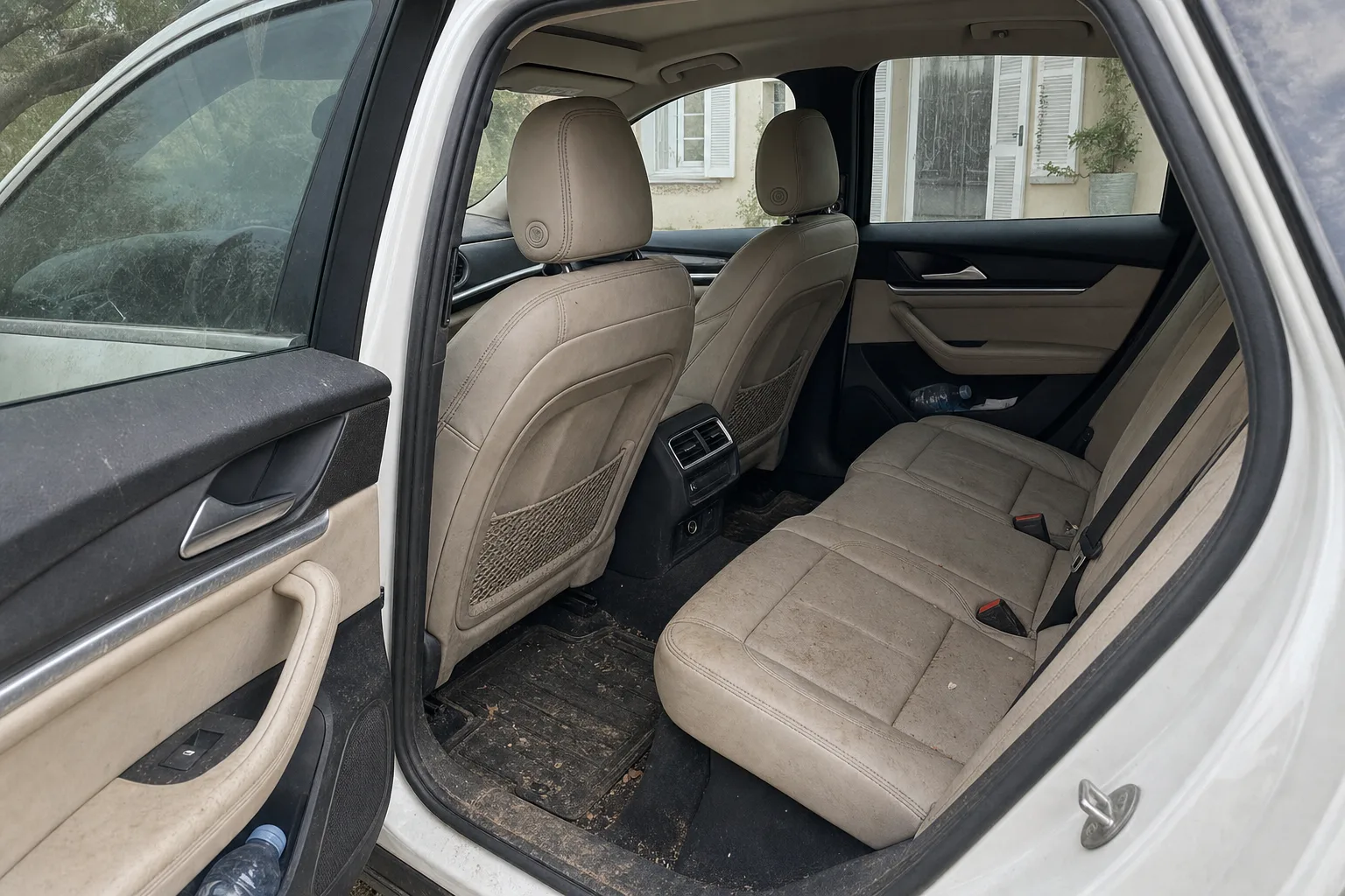 Nettoyage intérieur de voiture à domicile sur le secteur Nice - Cannes - Monaco — habitacle avant intervention : sièges tachés, tapis maculés, déchets au sol.